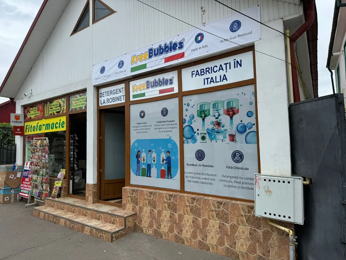 Branding și colantare pentru vitrină comercială
