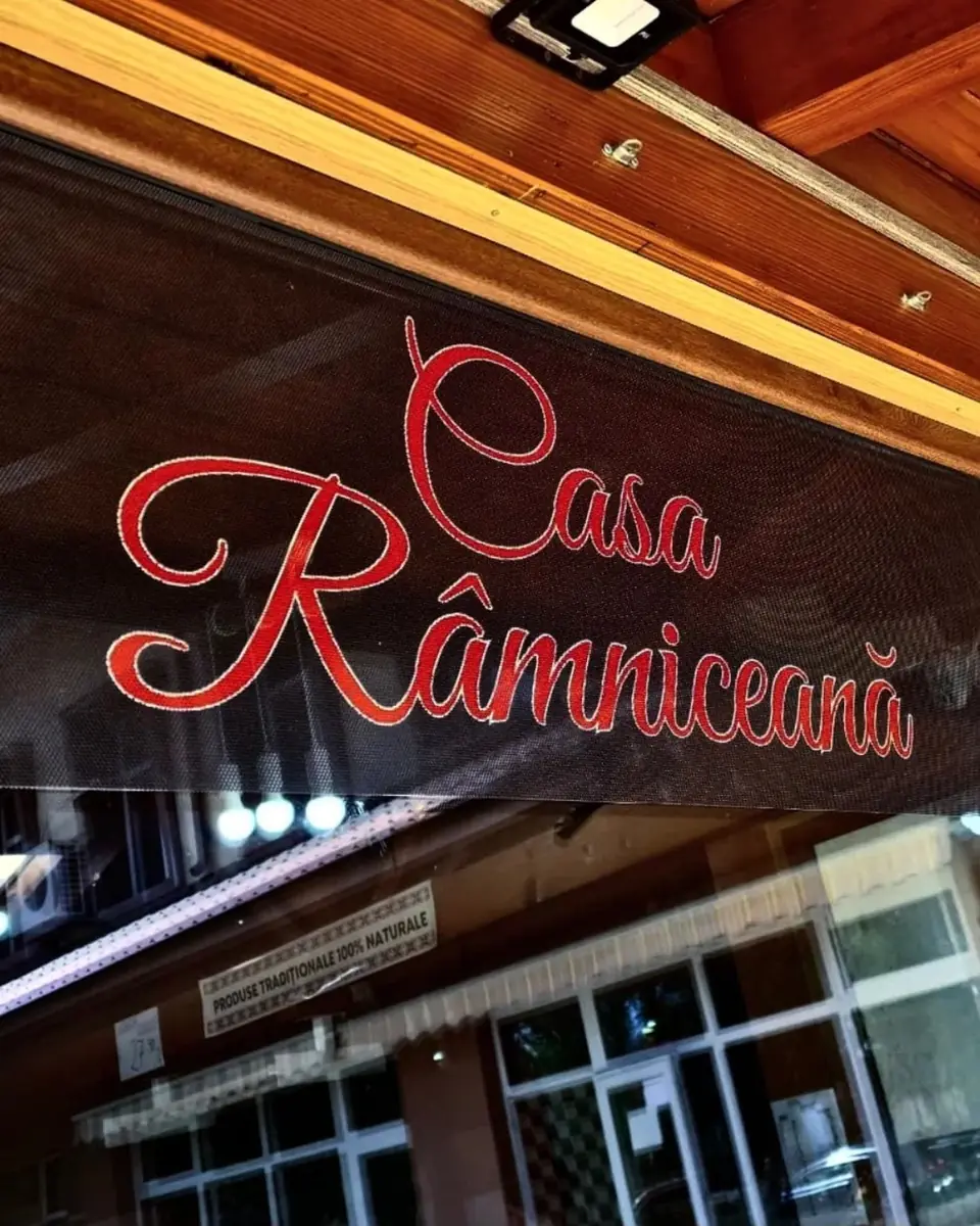 Inscripționare personalizată pe vitrina unei firme