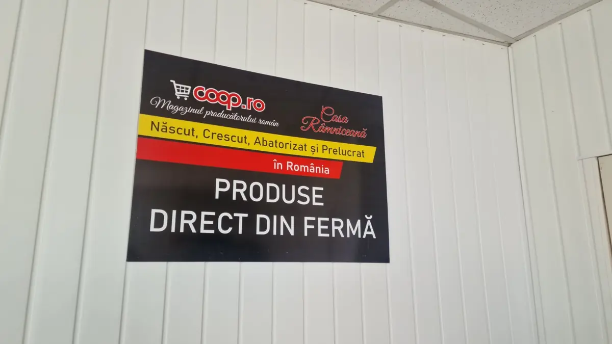 Panou publicitar montat într-un spațiu comercial