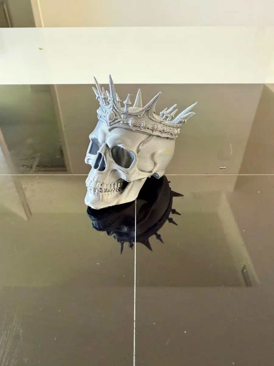 Craniu decorativ argintiu cu coroană printat 3D