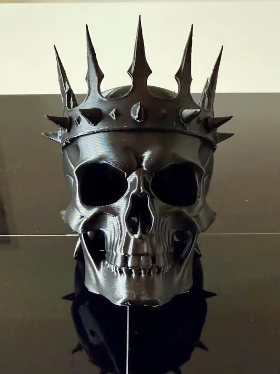 Craniu decorativ cu coroană și finisaj metalic printat 3D