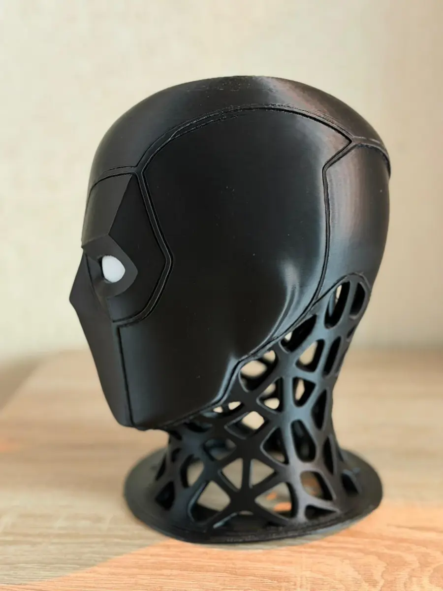 Mască decorativă neagră realizată prin printare 3D