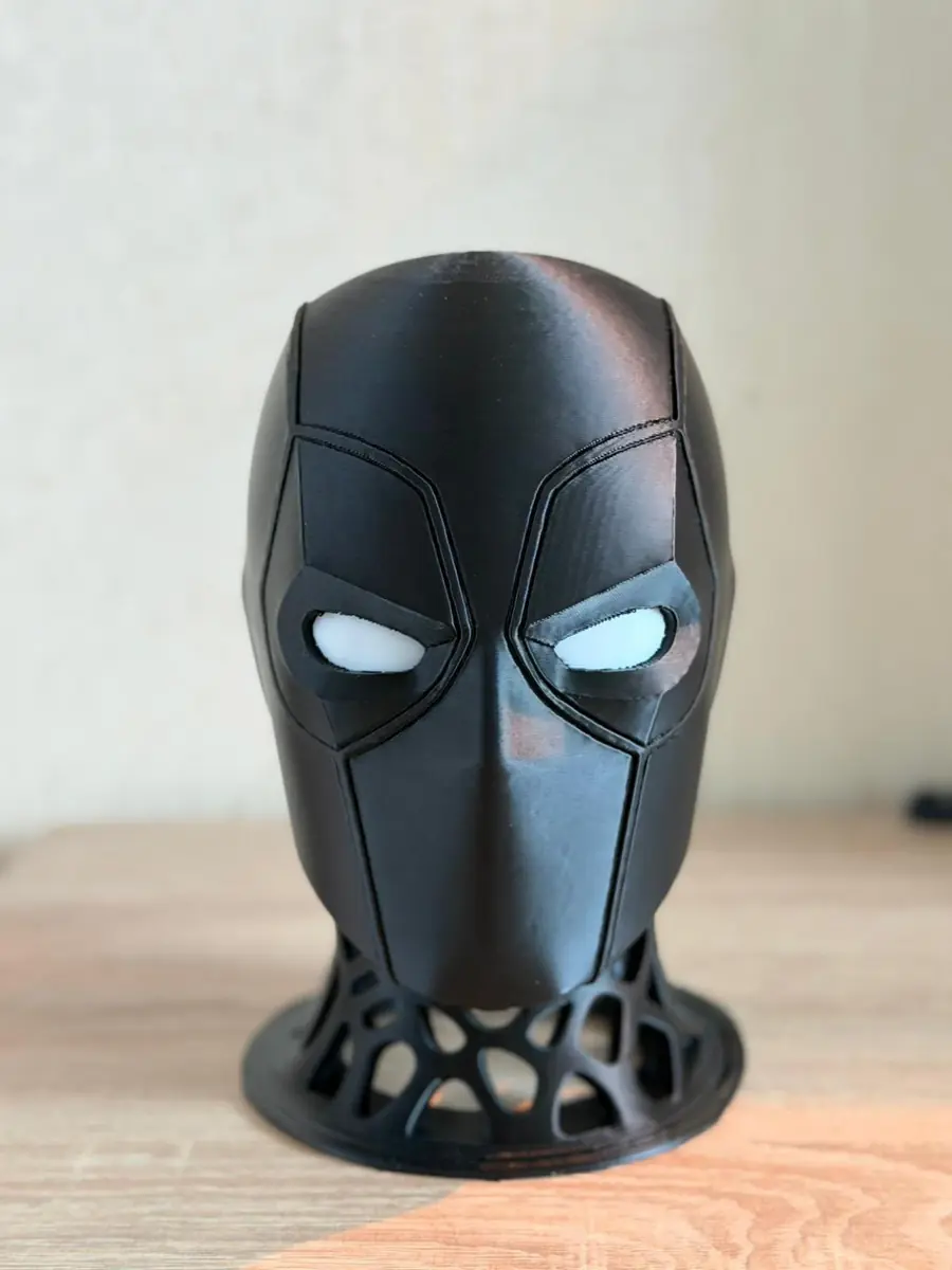 Vedere frontală a unei măști decorative printate 3D