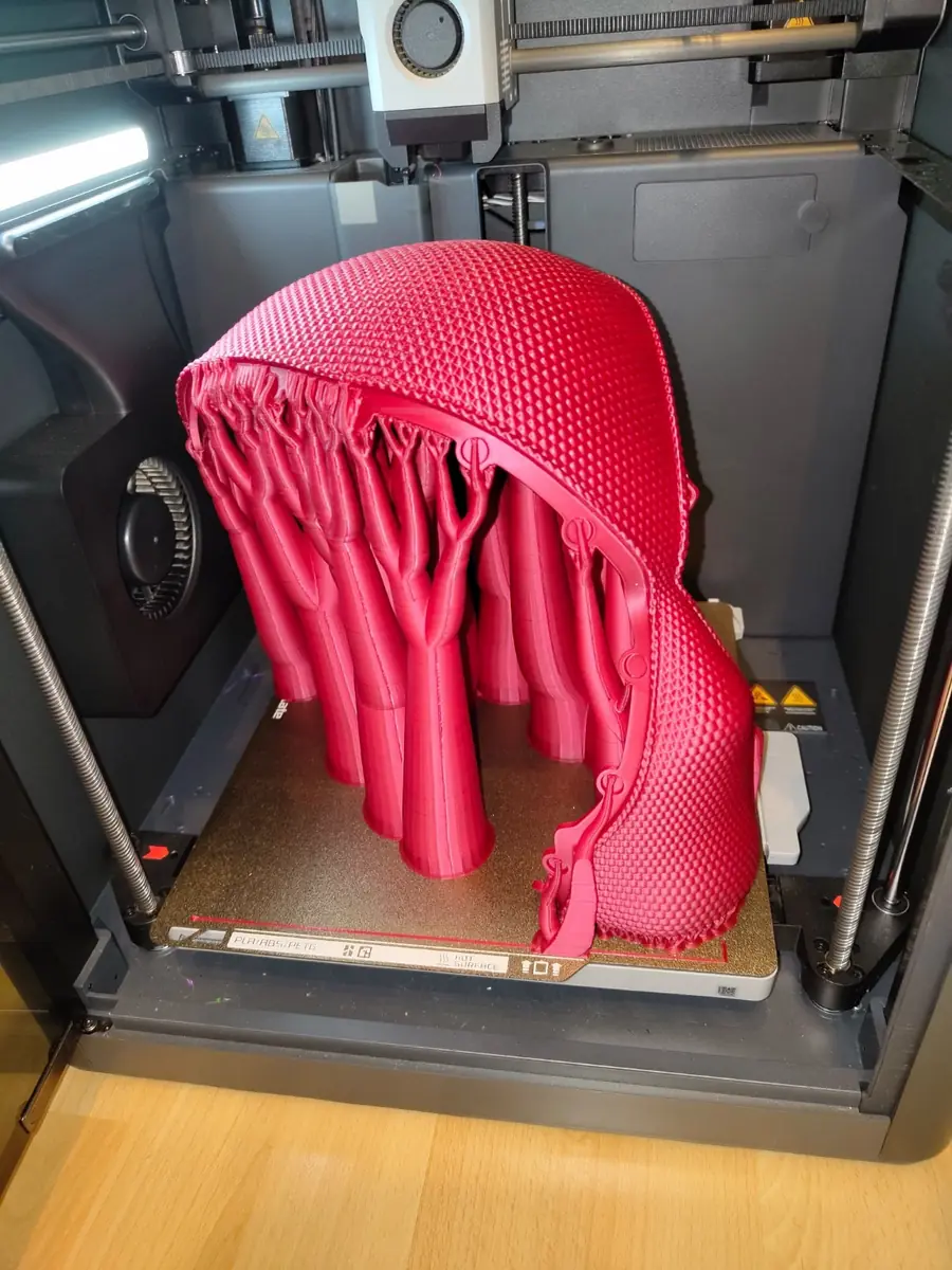 Obiect 3D în timpul printării cu structurile de susținere vizibile