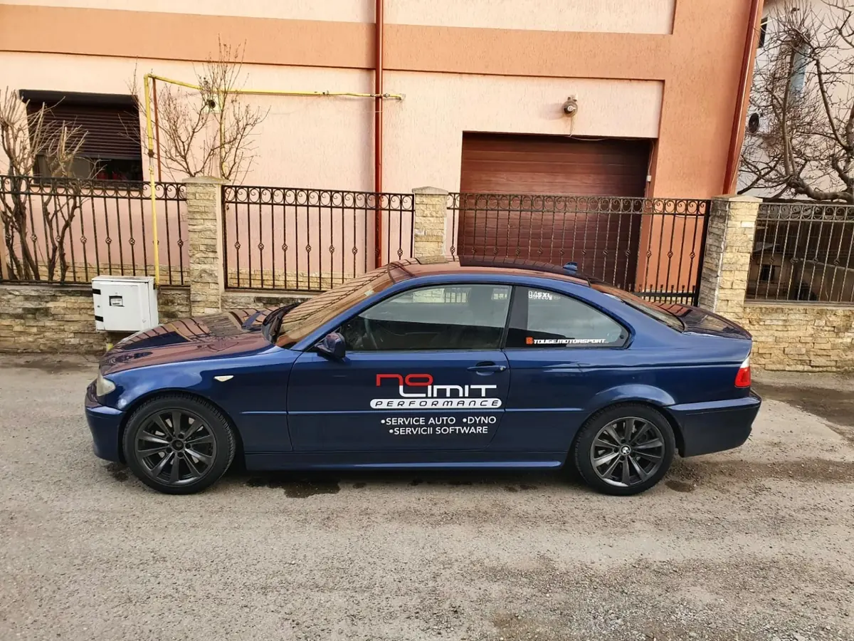 Branding pentru firmă aplicat pe portierele unui autoturism albastru