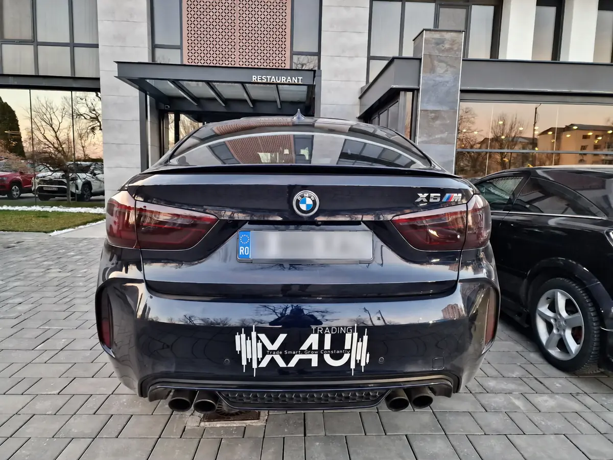 Branding alb aplicat pe bara din spate a unui autoturism