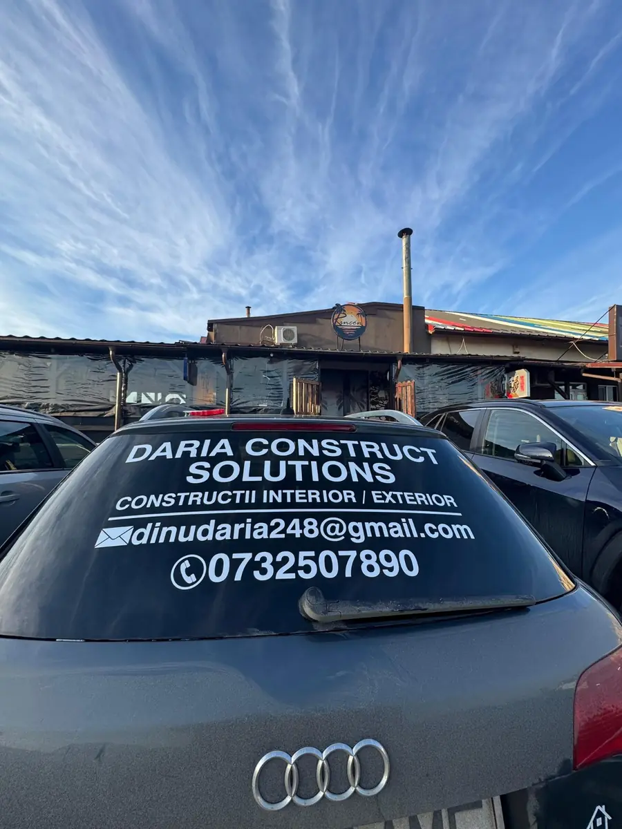 Servicii și date de contact pentru construcții aplicate pe luneta unui autoturism