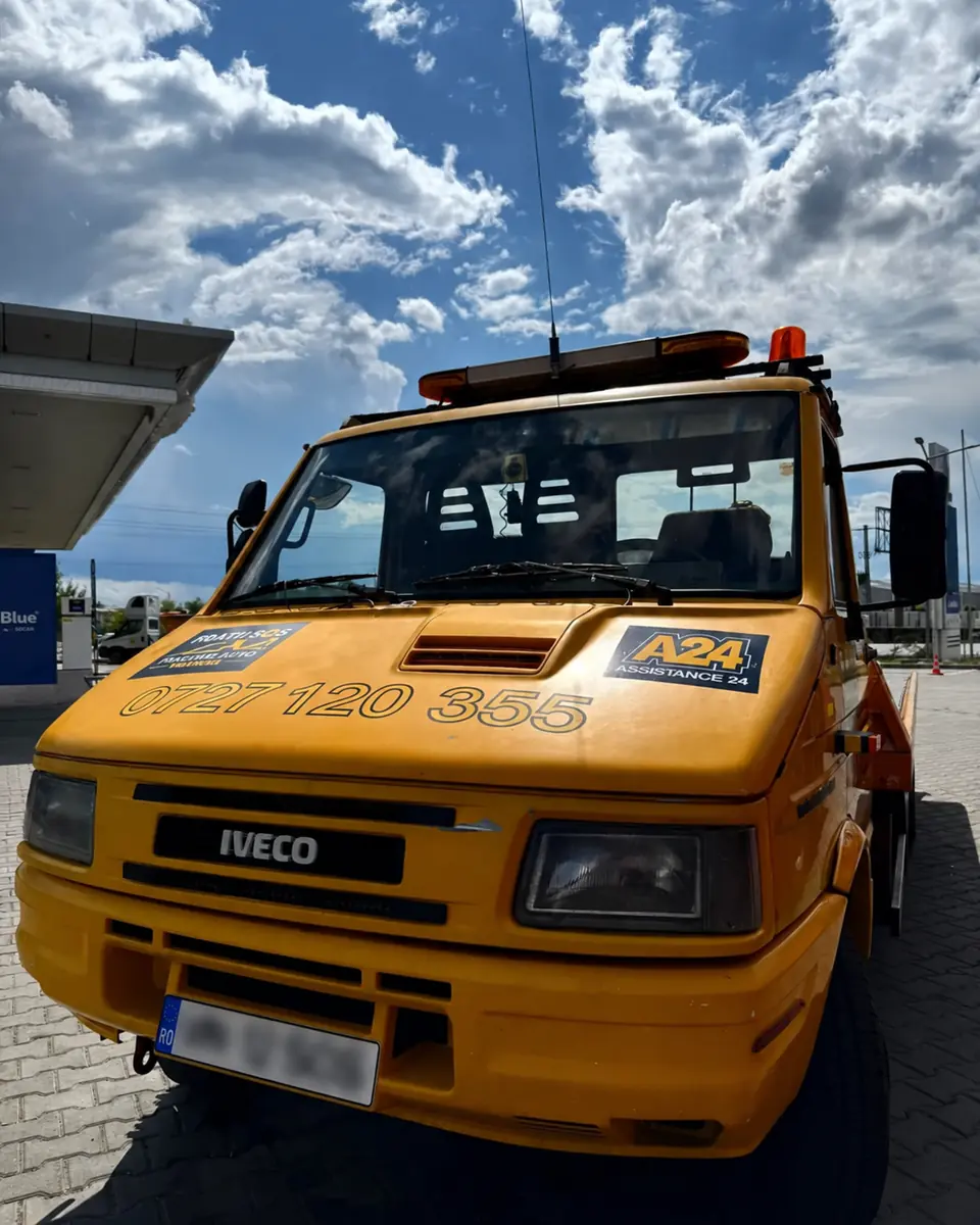 Logo și servicii aplicate frontal pe o platformă auto