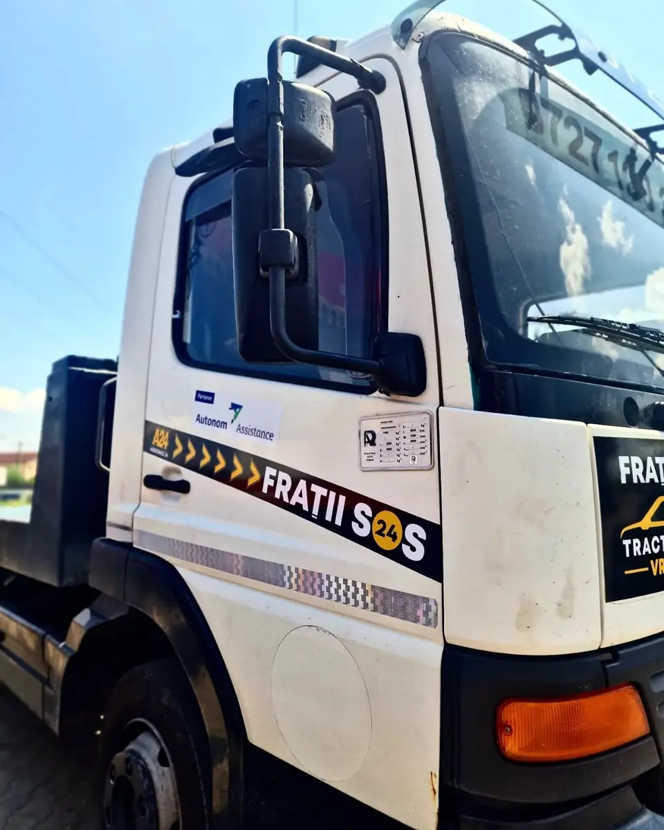 Bandă grafică și identitate vizuală aplicate pe portiera unui camion