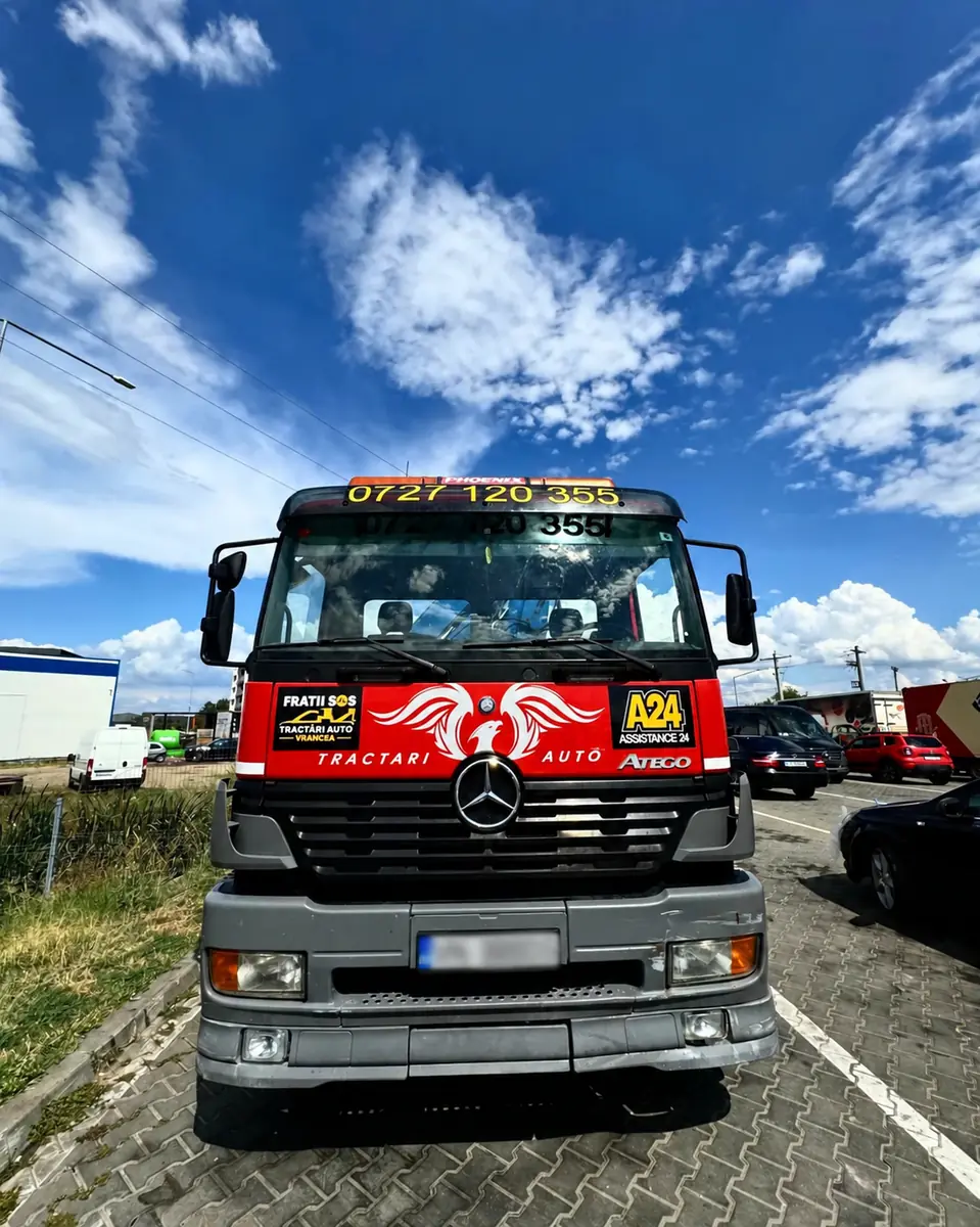 Grafică frontală completă aplicată pe cabina unei platforme auto