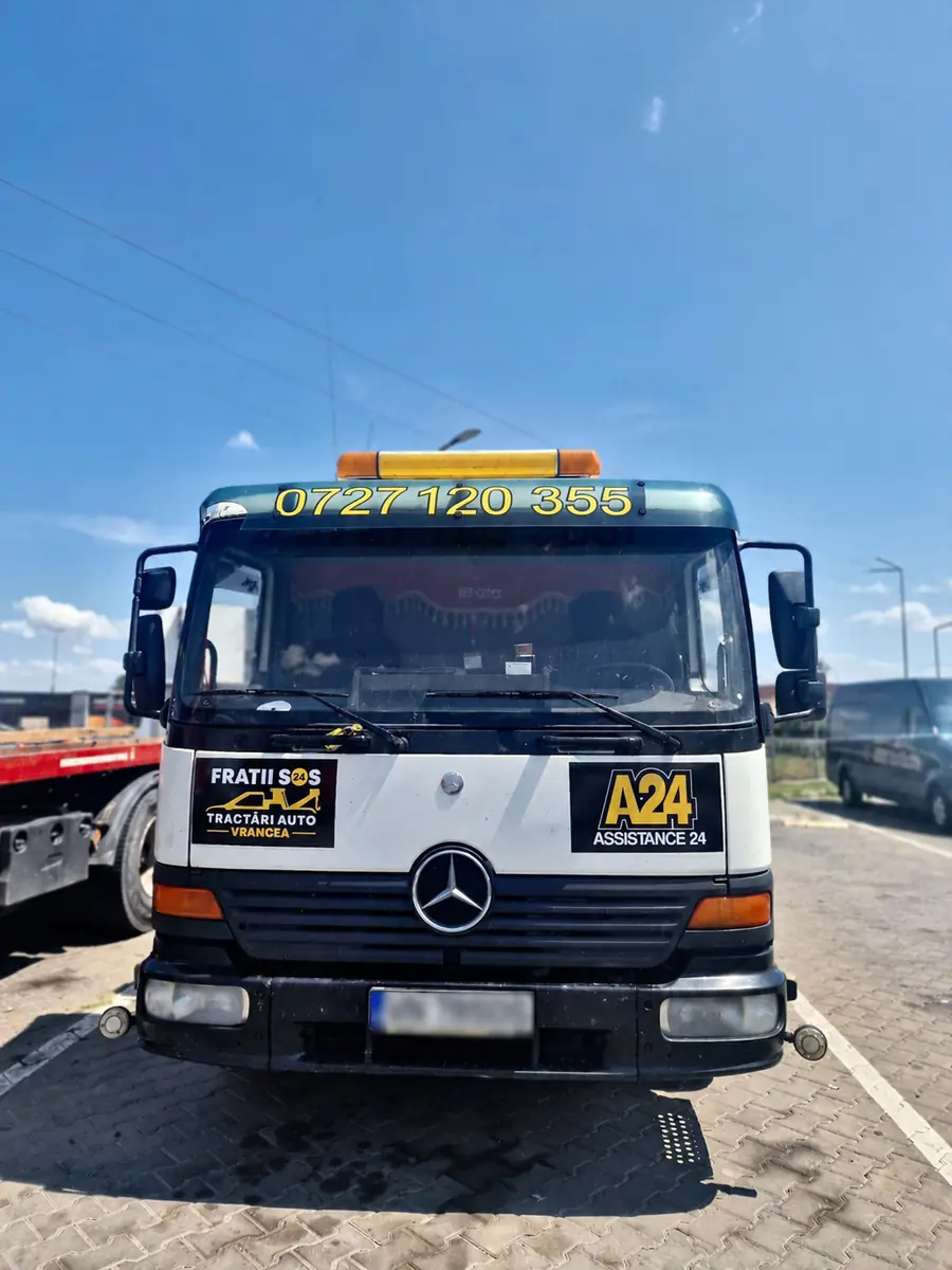 Branding frontal alb și galben pentru un vehicul de tractări auto